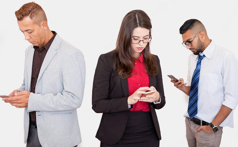 Viviamo in un’era che, oltre ad essere sempre più digitale e distante, ci sommerge di informazioni: vere, false, falsificate o sofisticate. Il fenomeno della FOMO (Fear of Missing Out) ossia la paura di perdere o di essere esclusi da qualcosa di significativo e interessante, è diventato sempre più pervasivo e influente nella nostra vita quotidiana. Costantemente connessi, presenti e disponibili a soddisfare le richieste più immediate di chi esercita la maggiore pressione, temendo di perdere il momento, la possibilità di partecipazione, l'informazione o la notizia più rilevante, perdiamo di vista l’impatto profondo che tutto questo ha sulle nostre relazioni e sulla nostra capacità di connetterci in modo sano e produttivo con gli altri. Ma quanto è rilevante conoscere e comprendere i rischi associati al FOMO e l'importanza di porre attenzione ad ogni aspetto delle nostre vite, inclusi i rapporti interpersonali? Quanto questa incessante ricerca di coinvolgimento immediato ha un impatto disastrosi sulla quotidianità e sui progetti a medio e lungo termine?
Un modo efficace per comprendere l'effetto destabilizzante della FOMO sulle nostre relazioni è l’analisi del il cibo, sia esso tangibile o intangibile con il quale la nutriamo. Così come ci saziamo fisicamente, con cibo tangibile, per sopravvivere, allo stesso modo dobbiamo nutrire anche le nostre relazioni e connessioni che allacciamo con gli altri in modo da svilupparle e mantenerle attive e “vive” nel tempo.
Ma la frenesia introdotta dalla FOMO ci distrae da questo importante processo poiché, dal momento che siamo costantemente alla ricerca di qualcosa di nuovo, rischiamo di perdere di vista ciò che abbiamo più vicino. Immaginiamo di sederci in un caffè con un amico, se siamo costantemente occupati nel controllare i messaggi WhatsApp sul nostro smartphone o nel seguire avidamente le ultime tendenze sui social media, ci stiamo privando di una opportunità tanto preziosa quanto unica: la relazione autentica reale ed autentica con l'altro individuo, non il Tu che ci siede davanti. La disattenzione ci rende superficiali, distanti ed incapaci di godere appieno il nutrimento intangibile del momento presente.
Nutrire una relazione in modo proficuo richiede un certo impegno da parte di noi stessi, perché tutti i nostri sensi possono contribuire ad un processo che richiede consapevolezza e attenzione costante. Così come mangiando con attenzione nutriamo correttamente il nostro corpo, è necessario prestare altrettanta attenzione quando ci interfacciamo con gli altri, per nutrire correttamente anche la relazione in essere, di qualsiasi tipo essa sia.
Quando siamo incapaci di nutrire correttamente, con nutrienti preziosi, la nostra relazione, siamo destinati a trascurare anche gli altri aspetti che vi gravitano intorno, piccoli o grandi che siano. L'incapacità di porre adeguata attenzione e corretto coinvolgimento nelle relazioni si estende in maniera immediata trattamento che riserviamo agli altri, compresa la cura delle persone che compongono il Noi, tutti quei Tu che compongono le infinite relazioni della nostra vita.
Per rompere il circolo vizioso della FOMO e ritrovare un'autentica connessione con il mondo che ci circonda, dobbiamo porre grande attenzione alla nostra presenza e al nostro coinvolgimento, impegnandoci attivamente nell’essere presenti nelle nostre relazioni, dedicando tempo e sforzi per alimentarle correttamente e con nutrimenti di alta qualità. Solo seguendo queste regole possiamo sperimentare la gioia che deriva da azioni profonde e significative.
L'importante è comprendere quanto la FOMO rappresenti una trappola pericolosa che mina la nostra capacità di nutrire le relazioni in modo autentico; la costante ricerca di qualcosa di nuovo, che ci soddisfi nell’immediato con una breve scarica di dopamina, ci rende disattenti e ci allontana dalle persone coinvolte nelle nostre relazioni, portandoci a perdere di vista ciò che è veramente importante: il contatto e la cura reciproca.
Da anni intervisto persone di ogni genere, età ed estrazione sociale, per comprendere sempre meglio come individuare e correggere tutti i piccoli e grandi errori che influenzano il corretto sviluppo e la prosperità delle nostre relazioni. Se anche tu sei interessato a questo argomento contattami, sono sempre pronto a condividere esperienze ed idee con gli altri.