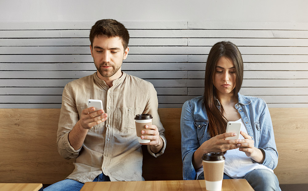 Viviamo in un’era che, oltre ad essere sempre più digitale e distante, ci sommerge di informazioni: vere, false, falsificate o sofisticate. Il fenomeno della FOMO (Fear of Missing Out) ossia la paura di perdere o di essere esclusi da qualcosa di significativo e interessante, è diventato sempre più pervasivo e influente nella nostra vita quotidiana. Costantemente connessi, presenti e disponibili a soddisfare le richieste più immediate di chi esercita la maggiore pressione, temendo di perdere il momento, la possibilità di partecipazione, l'informazione o la notizia più rilevante, perdiamo di vista l’impatto profondo che tutto questo ha sulle nostre relazioni e sulla nostra capacità di connetterci in modo sano e produttivo con gli altri. Ma quanto è rilevante conoscere e comprendere i rischi associati al FOMO e l'importanza di porre attenzione ad ogni aspetto delle nostre vite, inclusi i rapporti interpersonali? Quanto questa incessante ricerca di coinvolgimento immediato ha un impatto disastrosi sulla quotidianità e sui progetti a medio e lungo termine?
Un modo efficace per comprendere l'effetto destabilizzante della FOMO sulle nostre relazioni è l’analisi del il cibo, sia esso tangibile o intangibile con il quale la nutriamo. Così come ci saziamo fisicamente, con cibo tangibile, per sopravvivere, allo stesso modo dobbiamo nutrire anche le nostre relazioni e connessioni che allacciamo con gli altri in modo da svilupparle e mantenerle attive e “vive” nel tempo.
Ma la frenesia introdotta dalla FOMO ci distrae da questo importante processo poiché, dal momento che siamo costantemente alla ricerca di qualcosa di nuovo, rischiamo di perdere di vista ciò che abbiamo più vicino. Immaginiamo di sederci in un caffè con un amico, se siamo costantemente occupati nel controllare i messaggi WhatsApp sul nostro smartphone o nel seguire avidamente le ultime tendenze sui social media, ci stiamo privando di una opportunità tanto preziosa quanto unica: la relazione autentica reale ed autentica con l'altro individuo, non il Tu che ci siede davanti. La disattenzione ci rende superficiali, distanti ed incapaci di godere appieno il nutrimento intangibile del momento presente.
Nutrire una relazione in modo proficuo richiede un certo impegno da parte di noi stessi, perché tutti i nostri sensi possono contribuire ad un processo che richiede consapevolezza e attenzione costante. Così come mangiando con attenzione nutriamo correttamente il nostro corpo, è necessario prestare altrettanta attenzione quando ci interfacciamo con gli altri, per nutrire correttamente anche la relazione in essere, di qualsiasi tipo essa sia.
Quando siamo incapaci di nutrire correttamente, con nutrienti preziosi, la nostra relazione, siamo destinati a trascurare anche gli altri aspetti che vi gravitano intorno, piccoli o grandi che siano. L'incapacità di porre adeguata attenzione e corretto coinvolgimento nelle relazioni si estende in maniera immediata trattamento che riserviamo agli altri, compresa la cura delle persone che compongono il Noi, tutti quei Tu che compongono le infinite relazioni della nostra vita.
Per rompere il circolo vizioso della FOMO e ritrovare un'autentica connessione con il mondo che ci circonda, dobbiamo porre grande attenzione alla nostra presenza e al nostro coinvolgimento, impegnandoci attivamente nell’essere presenti nelle nostre relazioni, dedicando tempo e sforzi per alimentarle correttamente e con nutrimenti di alta qualità. Solo seguendo queste regole possiamo sperimentare la gioia che deriva da azioni profonde e significative.
L'importante è comprendere quanto la FOMO rappresenti una trappola pericolosa che mina la nostra capacità di nutrire le relazioni in modo autentico; la costante ricerca di qualcosa di nuovo, che ci soddisfi nell’immediato con una breve scarica di dopamina, ci rende disattenti e ci allontana dalle persone coinvolte nelle nostre relazioni, portandoci a perdere di vista ciò che è veramente importante: il contatto e la cura reciproca.
Da anni intervisto persone di ogni genere, età ed estrazione sociale, per comprendere sempre meglio come individuare e correggere tutti i piccoli e grandi errori che influenzano il corretto sviluppo e la prosperità delle nostre relazioni. Se anche tu sei interessato a questo argomento contattami, sono sempre pronto a condividere esperienze ed idee con gli altri.