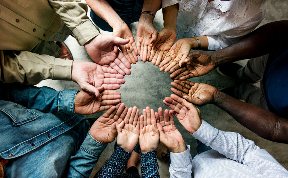 Ci siamo mai fermati a ragionare sul fatto che oggigiorno possiamo raggiungere con facilità ogni angolo della terra, passando in poche ore dalla nostra nazione ad un'altra che può avere usi, costumi, comportamenti e cultura completamente differente dalle nostre?
La capacità di gestire le differenze culturali è diventata non solo un'abilità desiderabile, ma una necessità cruciale soprattutto nel contesto business, anche se in alcuni casi può accadere anche nelle relazioni personali.
Le differenze culturali possono spaziare dal linguaggio alla gestione del tempo, dalle convenzioni sociali alle aspettative nella comunicazione e affrontare queste differenze non è solo un segno di rispetto, ma anche una strategia fondamentale per nutrire relazioni durature e significative.
La gestione delle differenze culturali inizia con la comprensione: comprendere le varie prospettive culturali significa qualcosa in più del semplice essere consapevoli delle differenze in modo superficiale; si tratta di immergersi nelle sottili sfumature che definiscono il pensiero e il comportamento di un individuo. Questa comprensione profonda apre la porta all'empatia, consentendoci di vedere il mondo attraverso gli occhi dell'altro, cosa che è indispensabile sia nel momento in cui approcciamo un'organizzazione internazionale come una azienda multinazionale, che intraprendendo una relazione interpersonale con persone da noi culturalmente distanti.
Un aspetto fondamentale per una corretta gestione delle differenze culturali è la comunicazione efficace, che va oltre la semplice traduzione di parole o frasi da una lingua all'altra; si tratta infatti di interpretare e trasmettere correttamente i significati, di capire i contesti e riconoscerne i sottili indizi non verbali che sono spesso ancora più eloquenti delle parole stesse.
Nel business una comunicazione efficace può significare la differenza tra il successo ed il fallimento di una partnership internazionale, mentre nelle relazioni personali, inutile dirlo, è come sempre la chiave per condividere comprensione e fiducia.
Altro aspetto essenziale è il sapersi adattare: in un ambiente multiculturale, l'adattabilità è una competenza che permette alle persone, e conseguentemente alle organizzazioni, di evolvere e prosperare; adattando le proprie abitudini, il proprio stile di comunicazione e persino i propri prodotti o servizi alle diverse esigenze culturali non si dimostra solo un segno di rispetto, ma anche una strategia etica per garantire una collaborazione fruttuosa e una convivenza armoniosa.
Tuttavia gestire le differenze culturali non termina con il semplice adattarsi passivamente agli altri, anzi: significa soprattutto portare la propria prospettiva culturale unica al tavolo, condividere le proprie idee e le proprie visioni, senza dimenticare il rispetto dovuto agli altri, ai loro costumi e alle loro differenze. Questo scambio reciproco arricchisce tutte le parti coinvolte, promuovendo l'innovazione e la creatività.
La fiducia, come sempre, gioca un ruolo cruciale in questo processo. La costruzione della fiducia, attraverso la comprensione e il rispetto delle differenze culturali, è un passo fondamentale verso delle relazioni solide, potenzianti e durature. Una volta costruita e mantenuta, la fiducia facilita le negoziazioni, rafforza le partnership e stimola una collaborazione più stretta, creando un terreno fertile in cui la stima e la comprensione possono evolvere.
A questo punto risulta evidente quanto sia importante nutrire costantemente questo tipo di relazioni, poiché la gestione delle differenze culturali non è un compito che si conclude una volta stabilite le basi, ma è un processo continuo di apprendimento, adattamento e crescita.
Nelle imprese, ad esempio, questo significa investire costantemente il giusto budget in formazione continua per i dipendenti e per i manager, promuovere iniziative di scambio culturale o semplicemente incoraggiare un ambiente aperto al dialogo e alla condivisione, ma anche dedicare tempo e sforzi per comprendere e apprezzare le differenze delle controparti, celebrando la diversità come una fonte di arricchimento reciproco.
La gestione delle differenze culturali è un viaggio che richiede curiosità, empatia, capacità di comunicazione e un costante impegno nel nutrire e coltivare relazioni, se ti è mai capitato di intrattenere relazioni con persone di nazionalità o culture differenti, confrontiamoci: lo scambio delle opinioni è crescita.
Da anni intervisto persone di ogni genere, età ed estrazione sociale, per comprendere sempre meglio come individuare e correggere tutti i piccoli e grandi errori che influenzano il corretto sviluppo e la prosperità delle nostre relazioni. Se anche tu sei interessato a questo argomento contattami, sono sempre pronto a condividere esperienze e idee con gli altri.