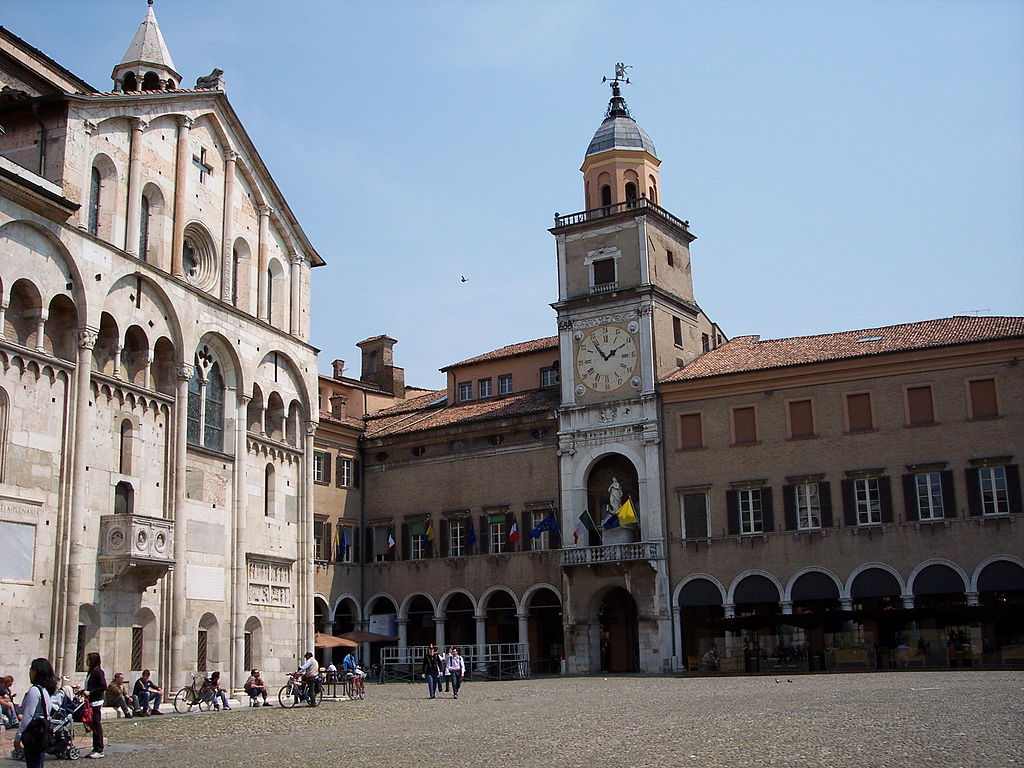 1024px-Modena_Palazzo_Comunale_e_Duomo