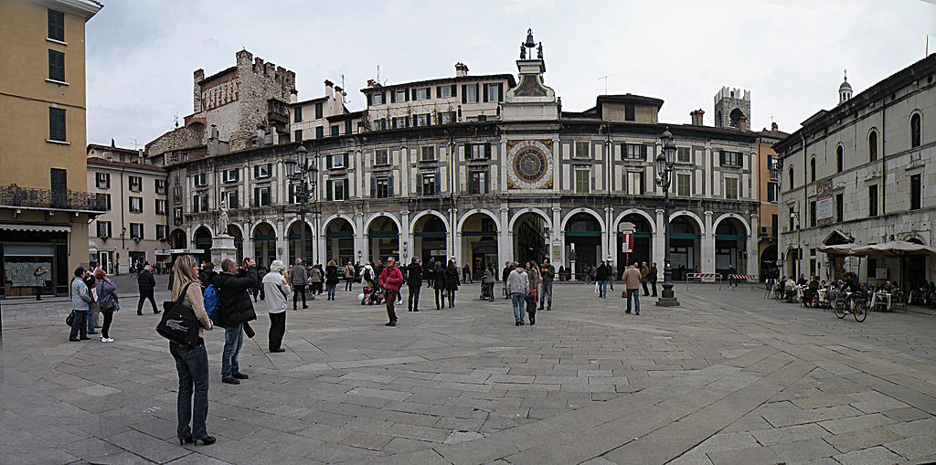 1024px-Piazza_della_Loggia Brescia Claudio Messina