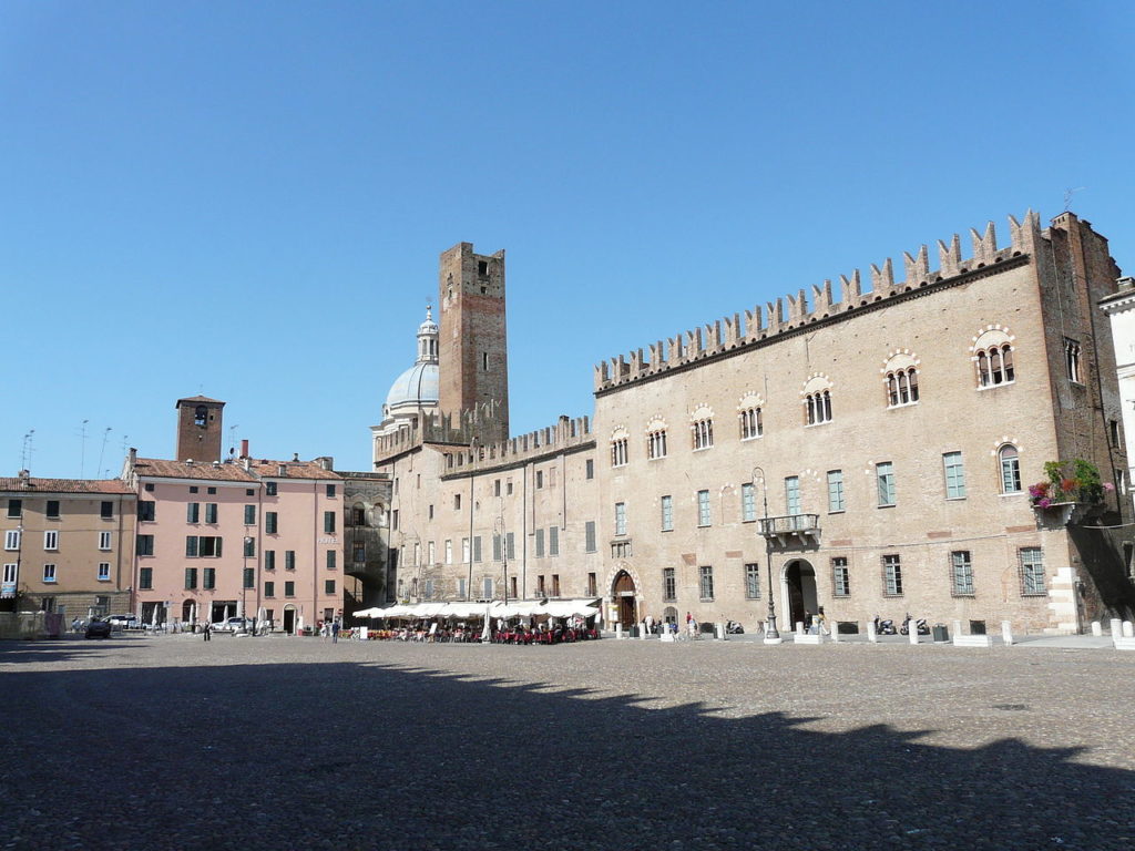 1280px-Mantova-piazza_sordello7-1024x768