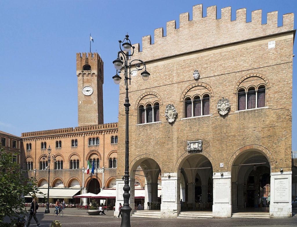 1280px-Piazza_dei_Signori_e_Palazzo_dei_Trecento-1024x784