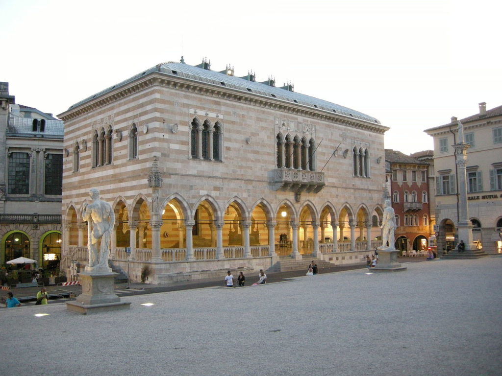 1280px-Udine_loggia_di_lionello_04-1024x768