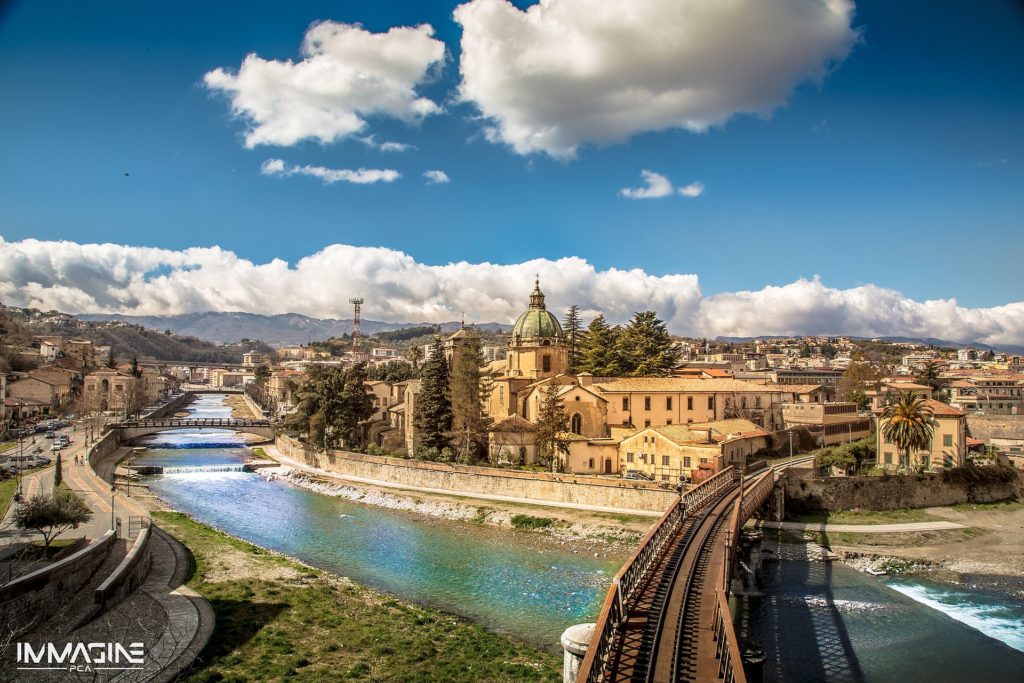 1920px-Cosenza_Panorama_San_Domenico_e_Fiume-1024x683