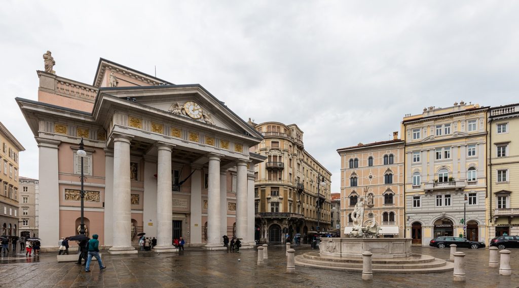 1920px-Plaza_de_la_Bolsa_Trieste_Italia_2017-04-15_DD_18-1024x569