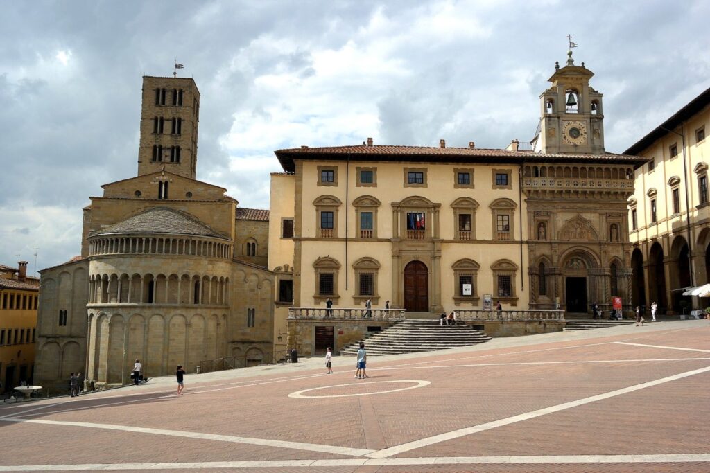 Arezzo_-_Piazza_Grande-Claudio Messina