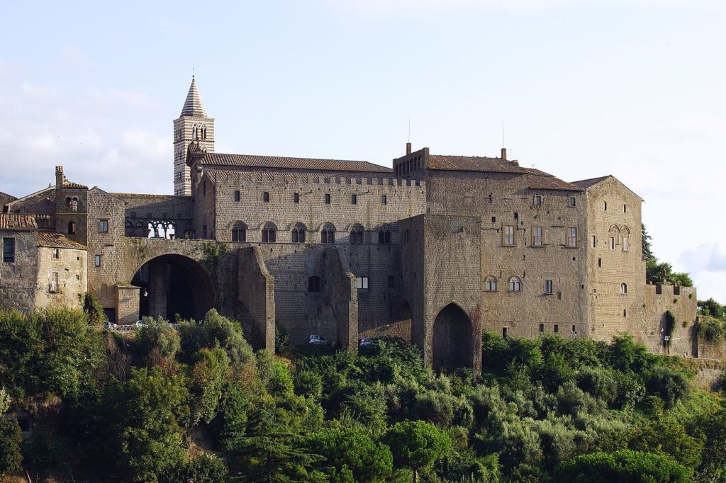 Palazzo-dei-Papi-1024x682